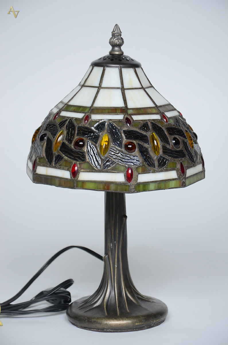 TIFFANY'S - Abatjour com cupula em placas de vidro multicor e... - foto 1 de 2