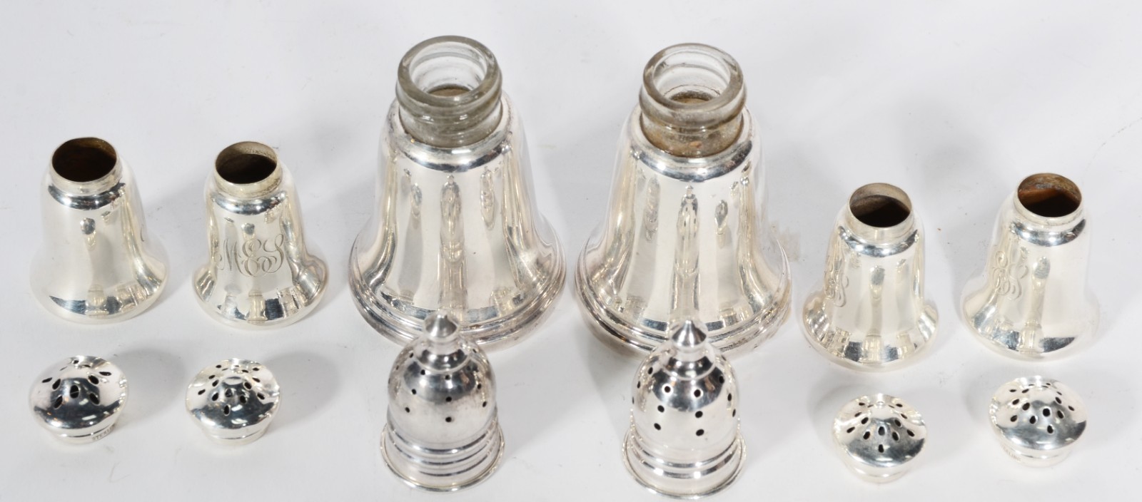 Conjunto com 6 saleiros de prata contrastada, sendo dois com interior... - foto 2 de 6