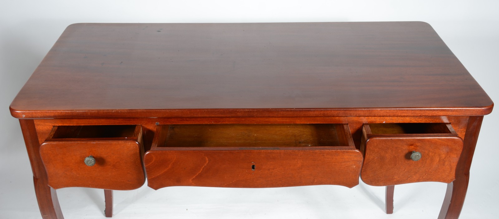 Mesa para escrita de madeira nobre com 3 gavetas. - foto 3 de 6