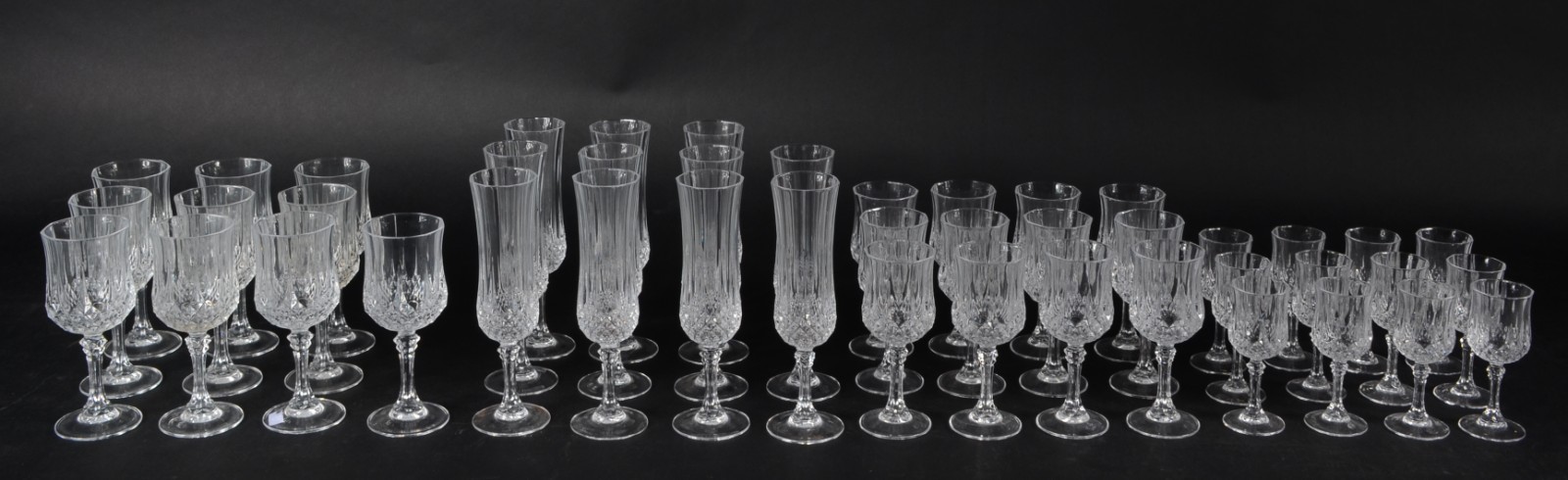 Serviço de cristal, composto de: 11 flutes para champagne, 10 para... - foto 1 de 2