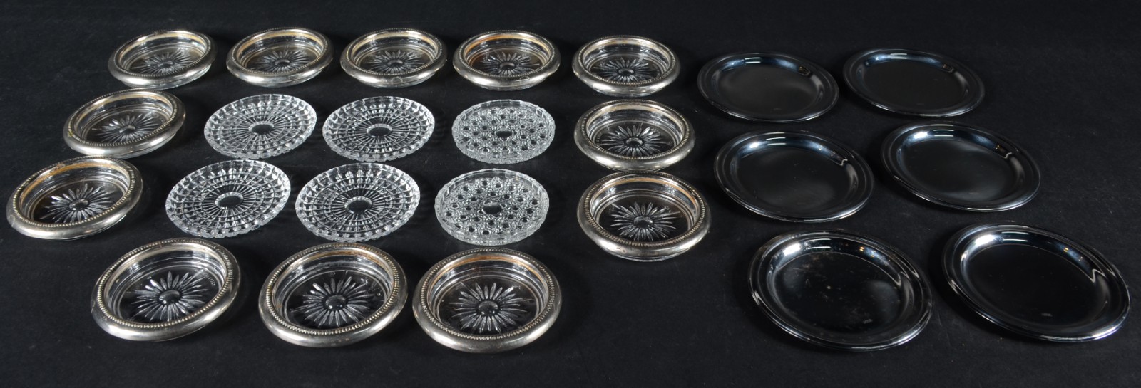 Diversas peças, sendo: 12 porta copos de cristal com borda de metal... - foto 1 de 3