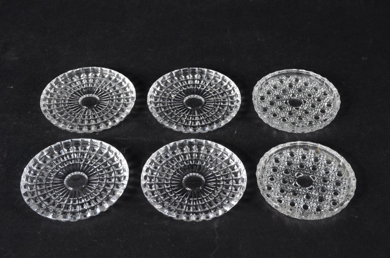 Diversas peças, sendo: 12 porta copos de cristal com borda de metal... - foto 2 de 3