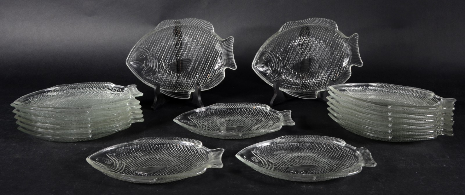 Conjunto com 17 pratos de vidro na forma de peixe. - foto 1 de 3