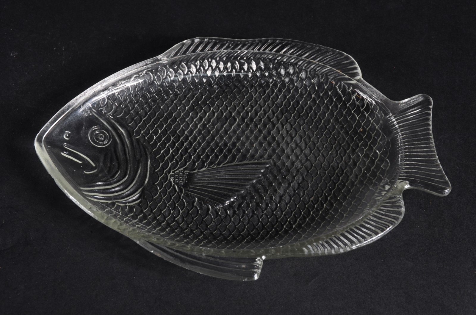 Conjunto com 17 pratos de vidro na forma de peixe. - foto 2 de 3