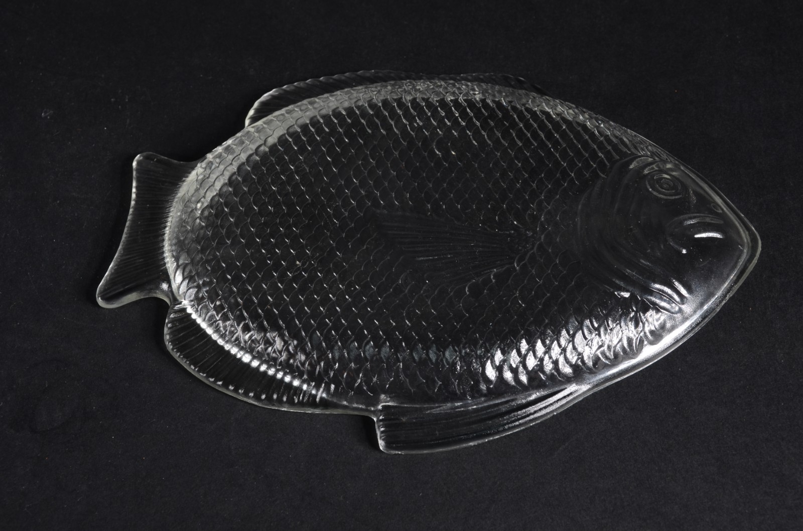 Conjunto com 17 pratos de vidro na forma de peixe. - foto 3 de 3