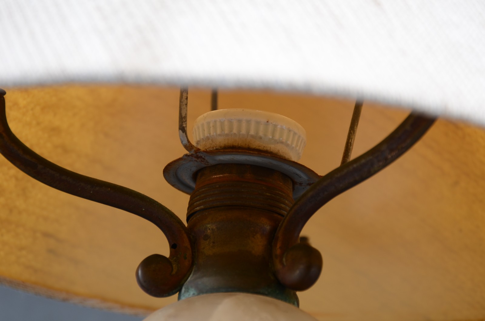 Abatjour de alabastro. Acompanha a cúpula na cor bege. Pequenos... - foto 4 de 6