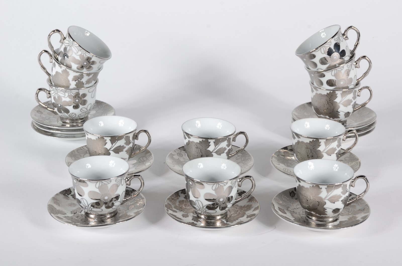 Conjunto com 12 xícaras de café com pires de porcelana branca com... - foto 1 de 4