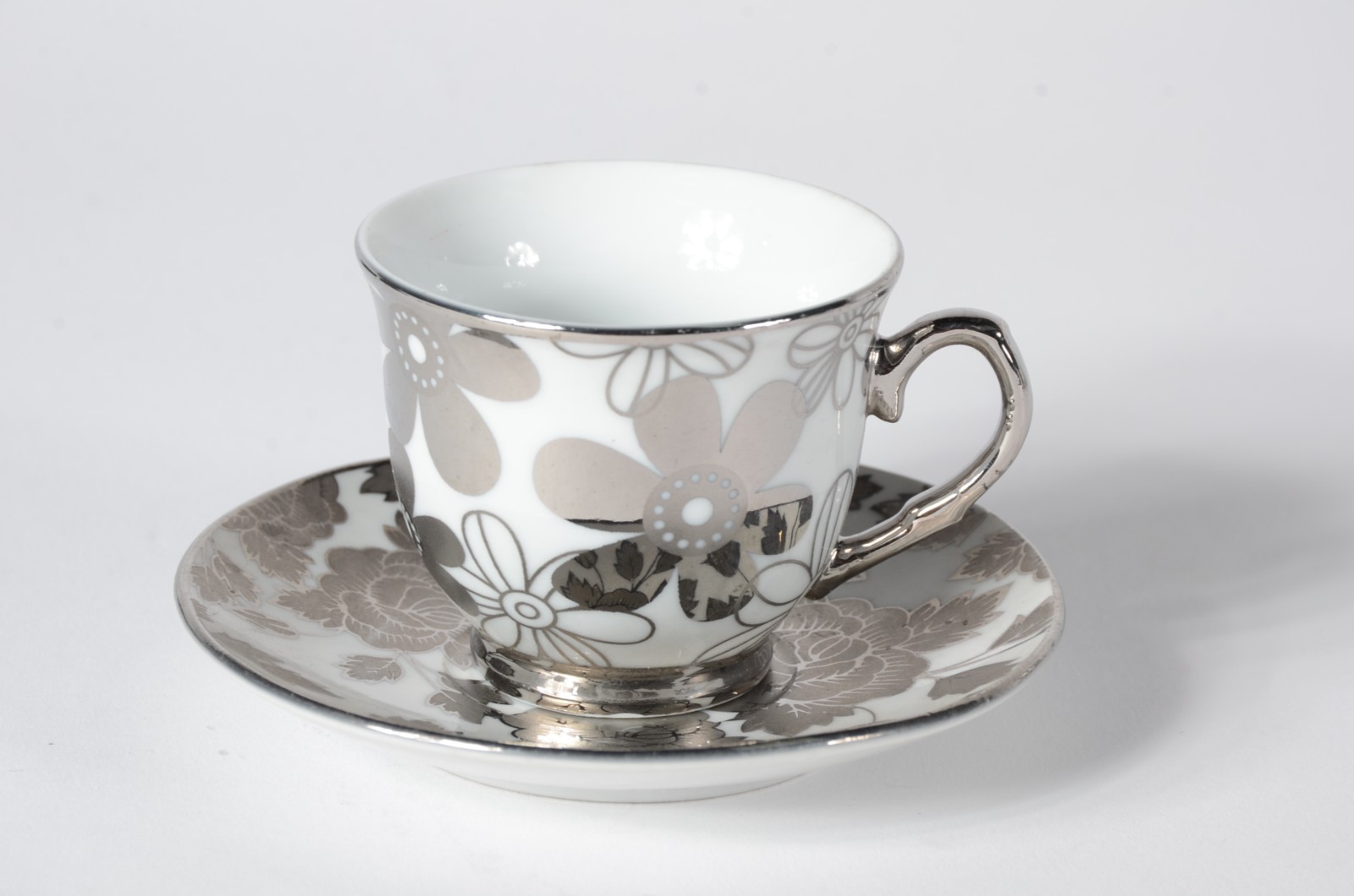 Conjunto com 12 xícaras de café com pires de porcelana branca com... - foto 2 de 4