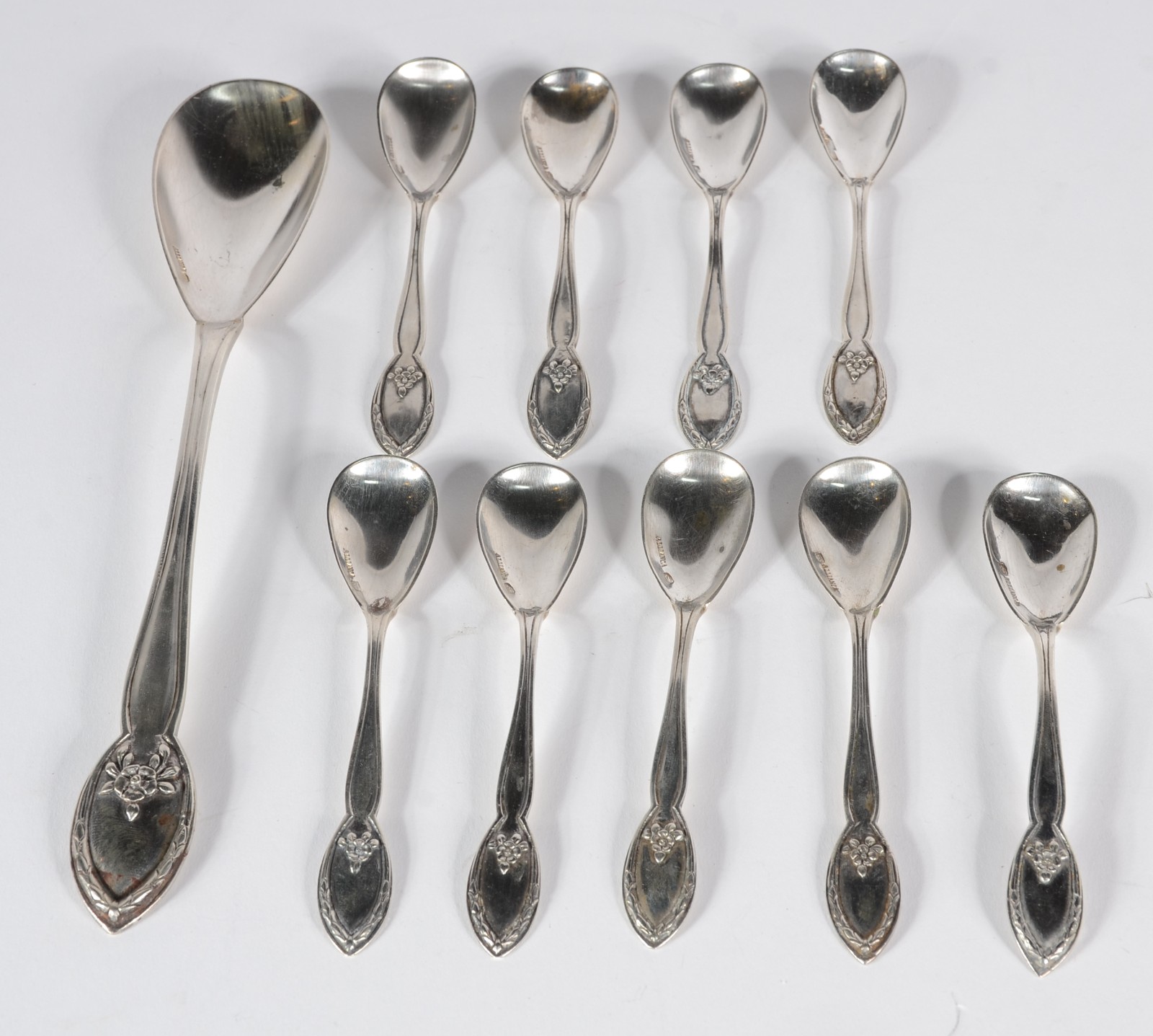 Conjunto com 9 colheres para chá de prata, joalheria Alliança... - foto 1 de 3