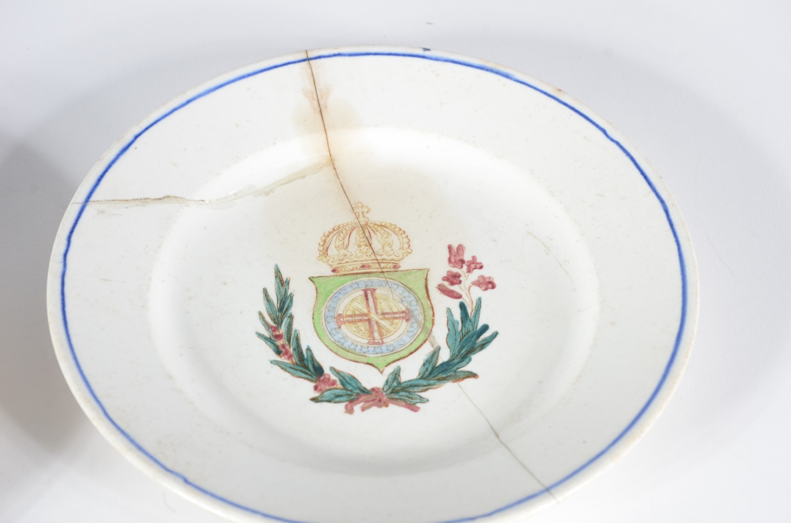 Par de pratos de faiança com brasões (um deles quebrado e colado); e... - foto 2 de 4