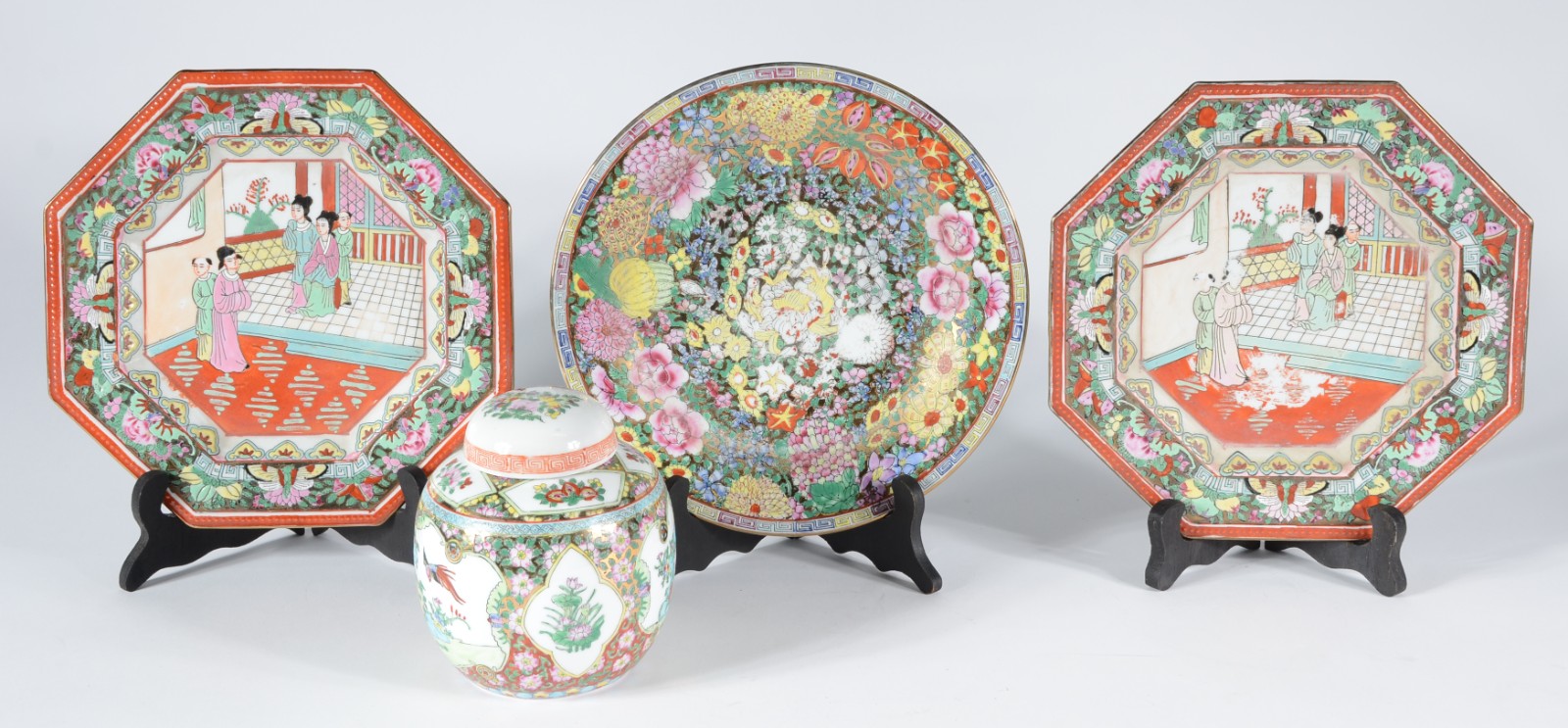 Quatro peças diversas de porcelana oriental policromada, sendo par de... - foto 1 de 7