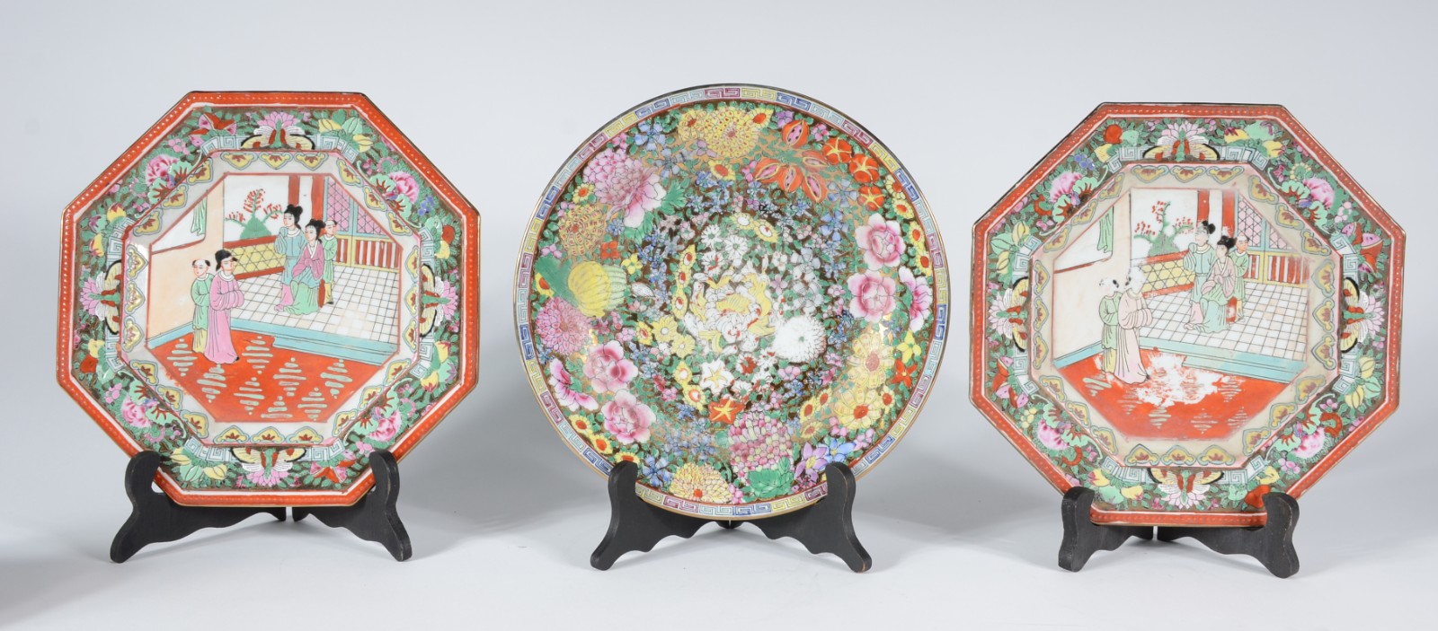 Quatro peças diversas de porcelana oriental policromada, sendo par de... - foto 2 de 7