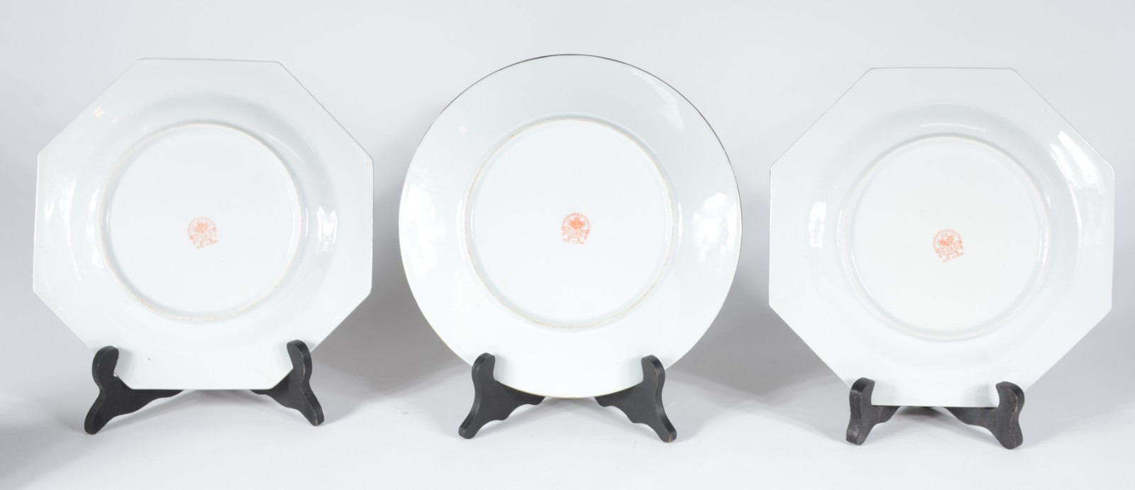 Quatro peças diversas de porcelana oriental policromada, sendo par de... - foto 3 de 7