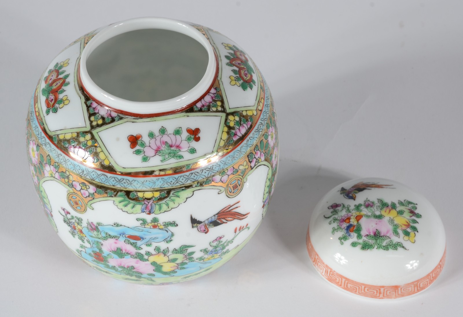 Quatro peças diversas de porcelana oriental policromada, sendo par de... - foto 5 de 7