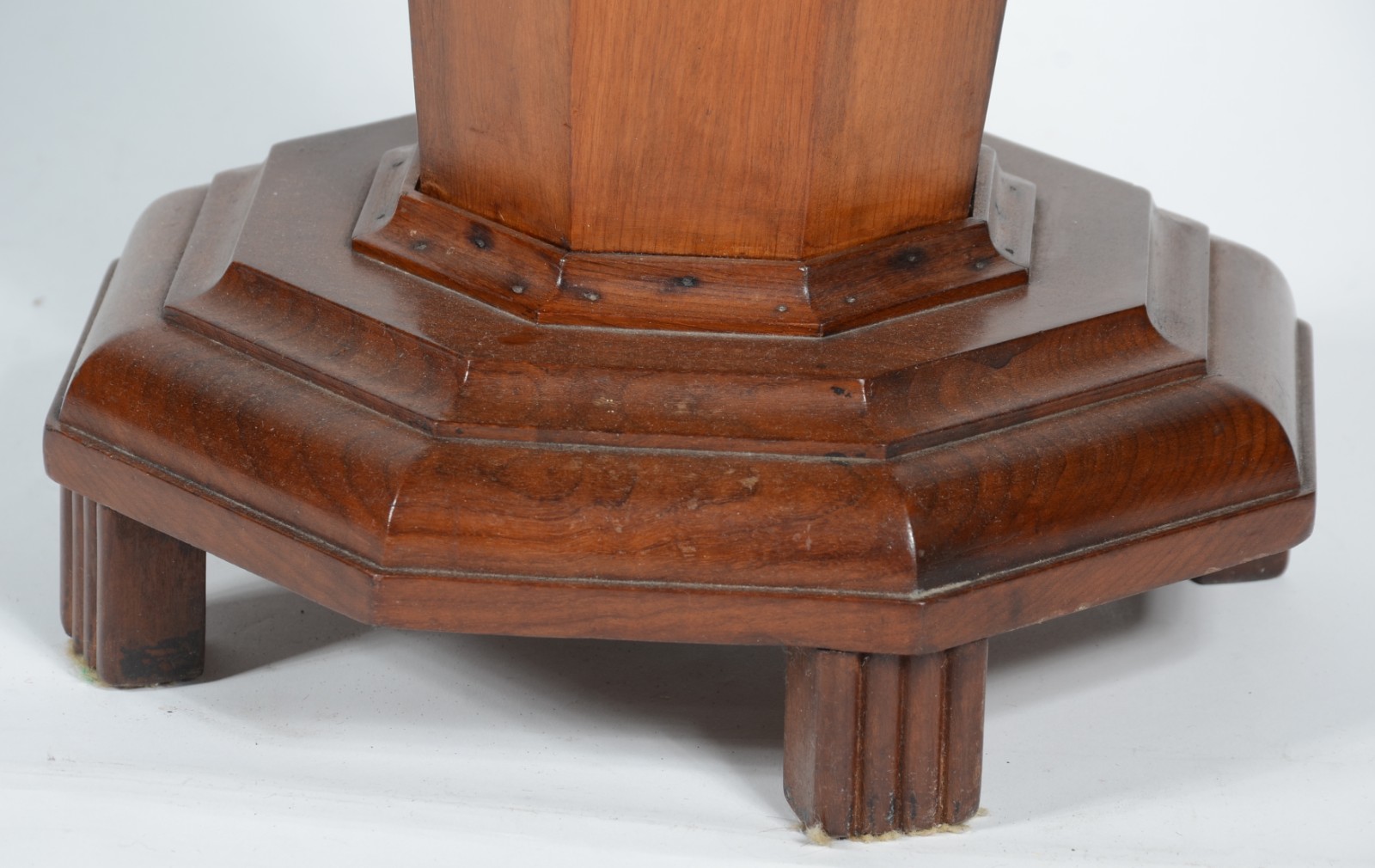Mesa auxiliar de madeira nobre, tampo feitio oitavado com base em... - foto 4 de 4