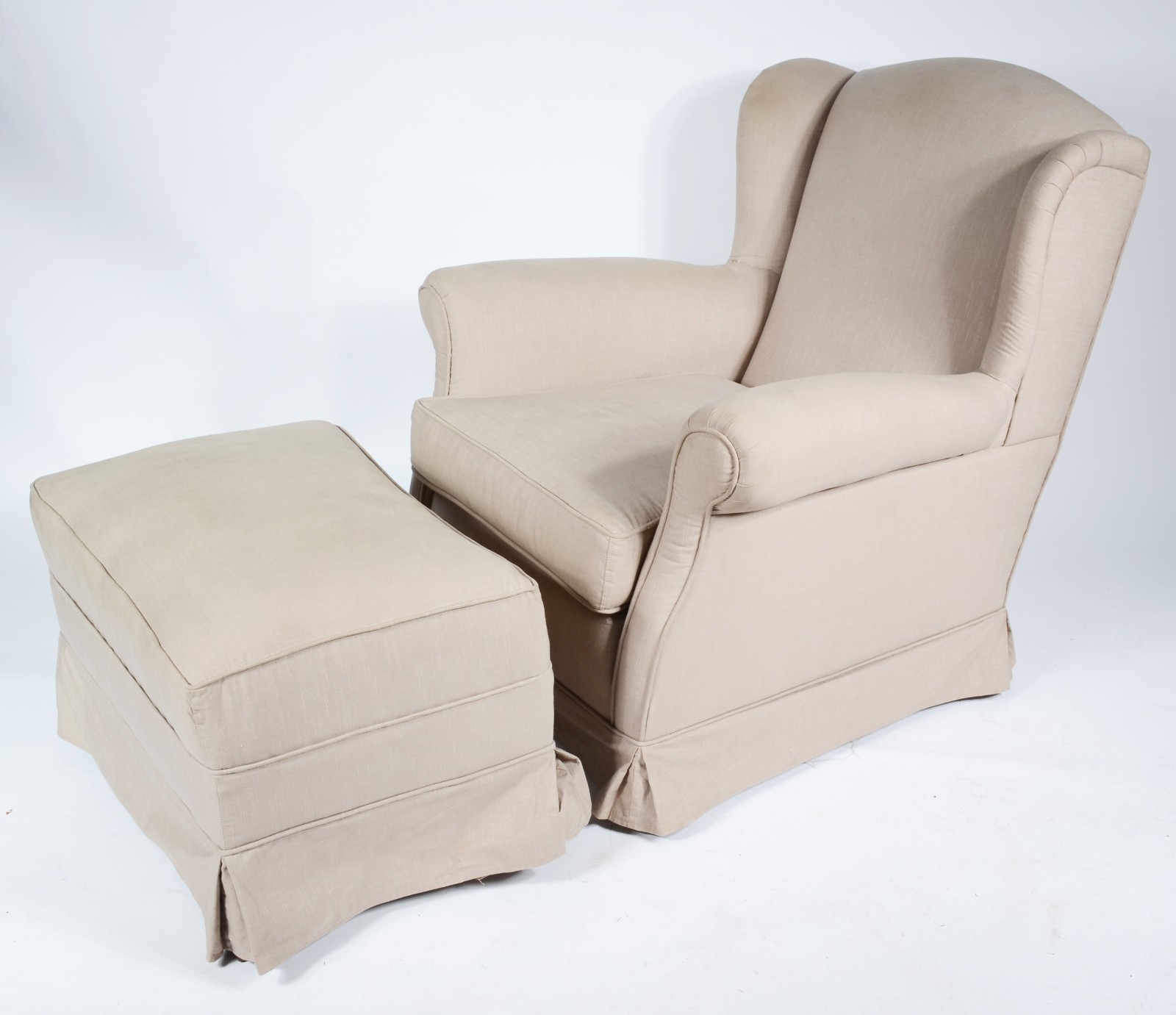 Bergere com banqueta estofada e forrada com tecido na cor bege... - foto 1 de 7