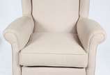 Bergere com banqueta estofada e forrada com tec... - Bergere com banqueta estofada e forrada com tecido na cor bege (desgastes).