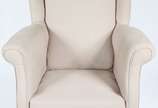 Bergere com banqueta estofada e forrada com tec... - Bergere com banqueta estofada e forrada com tecido na cor bege (desgastes).