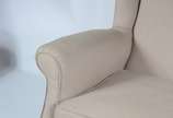 Bergere com banqueta estofada e forrada com tec... - Bergere com banqueta estofada e forrada com tecido na cor bege (desgastes).