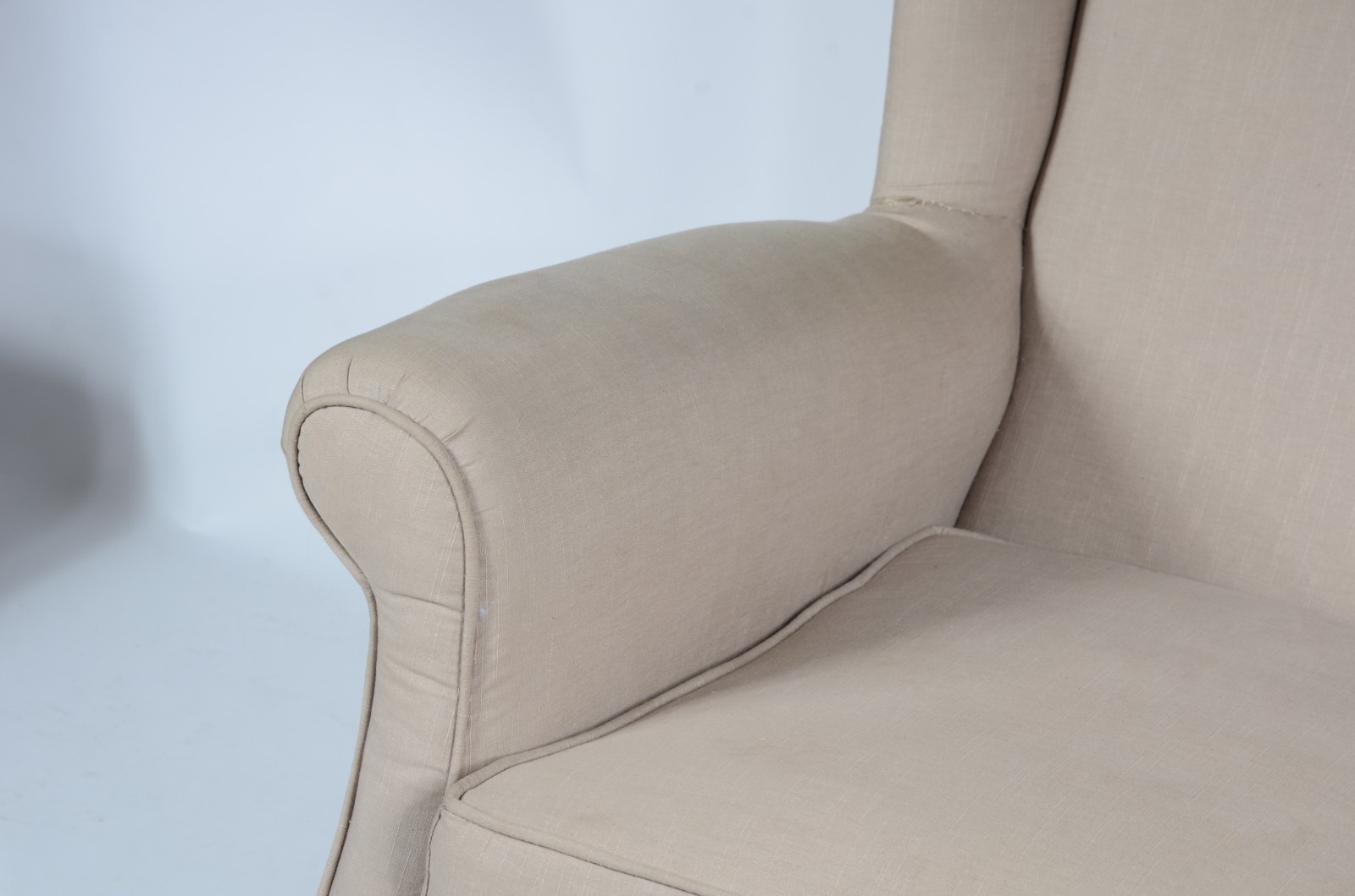 Bergere com banqueta estofada e forrada com tecido na cor bege... - foto 5 de 7