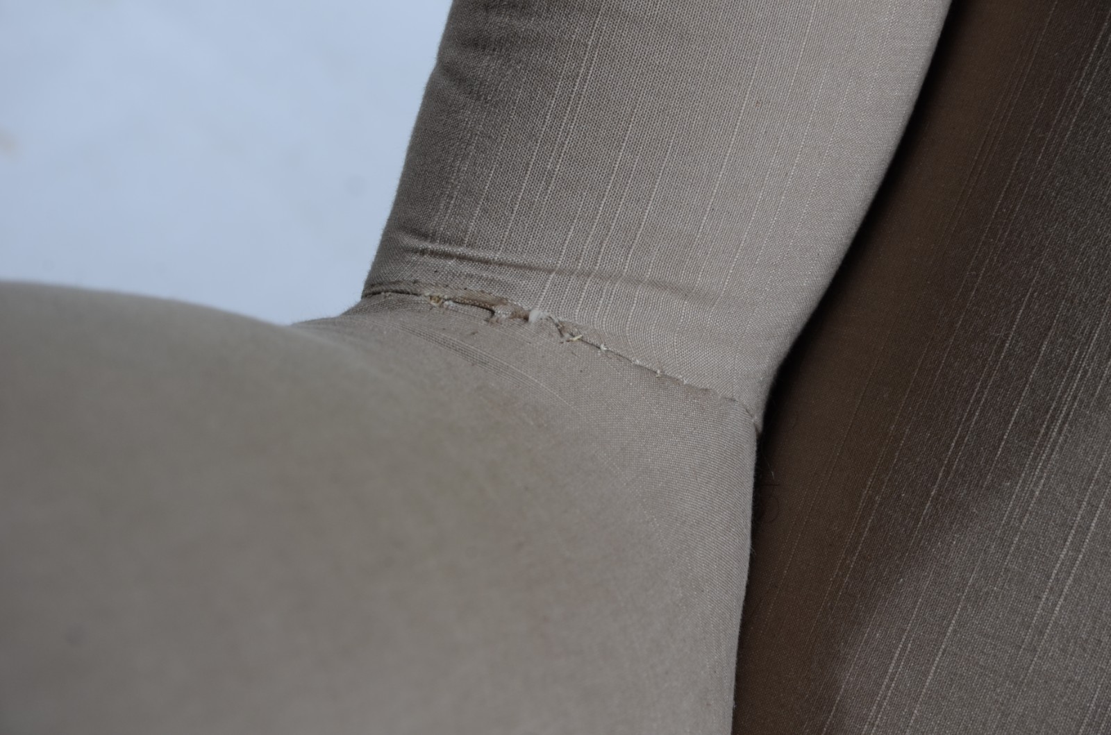 Bergere com banqueta estofada e forrada com tecido na cor bege... - foto 6 de 7