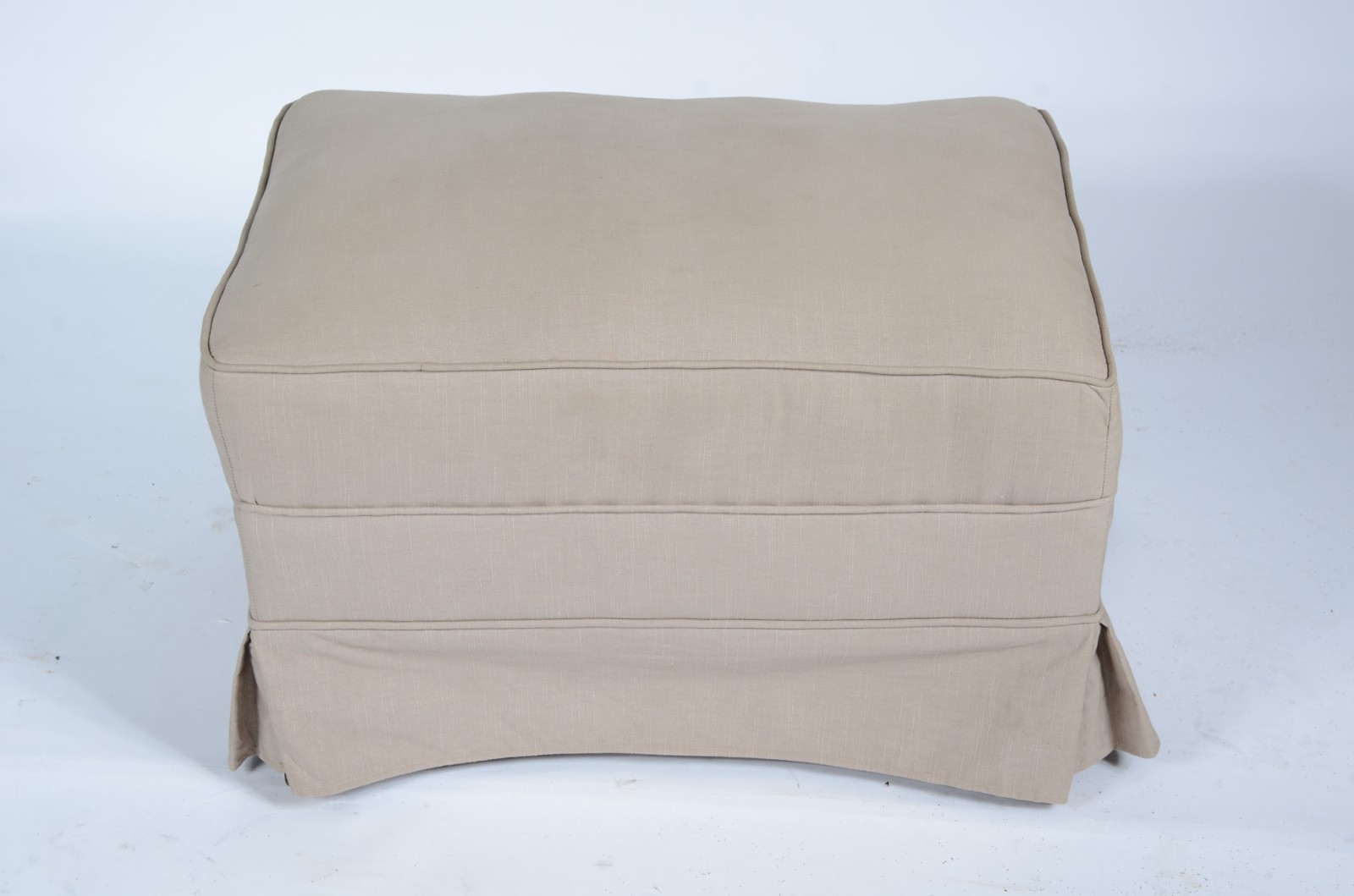 Bergere com banqueta estofada e forrada com tecido na cor bege... - foto 7 de 7
