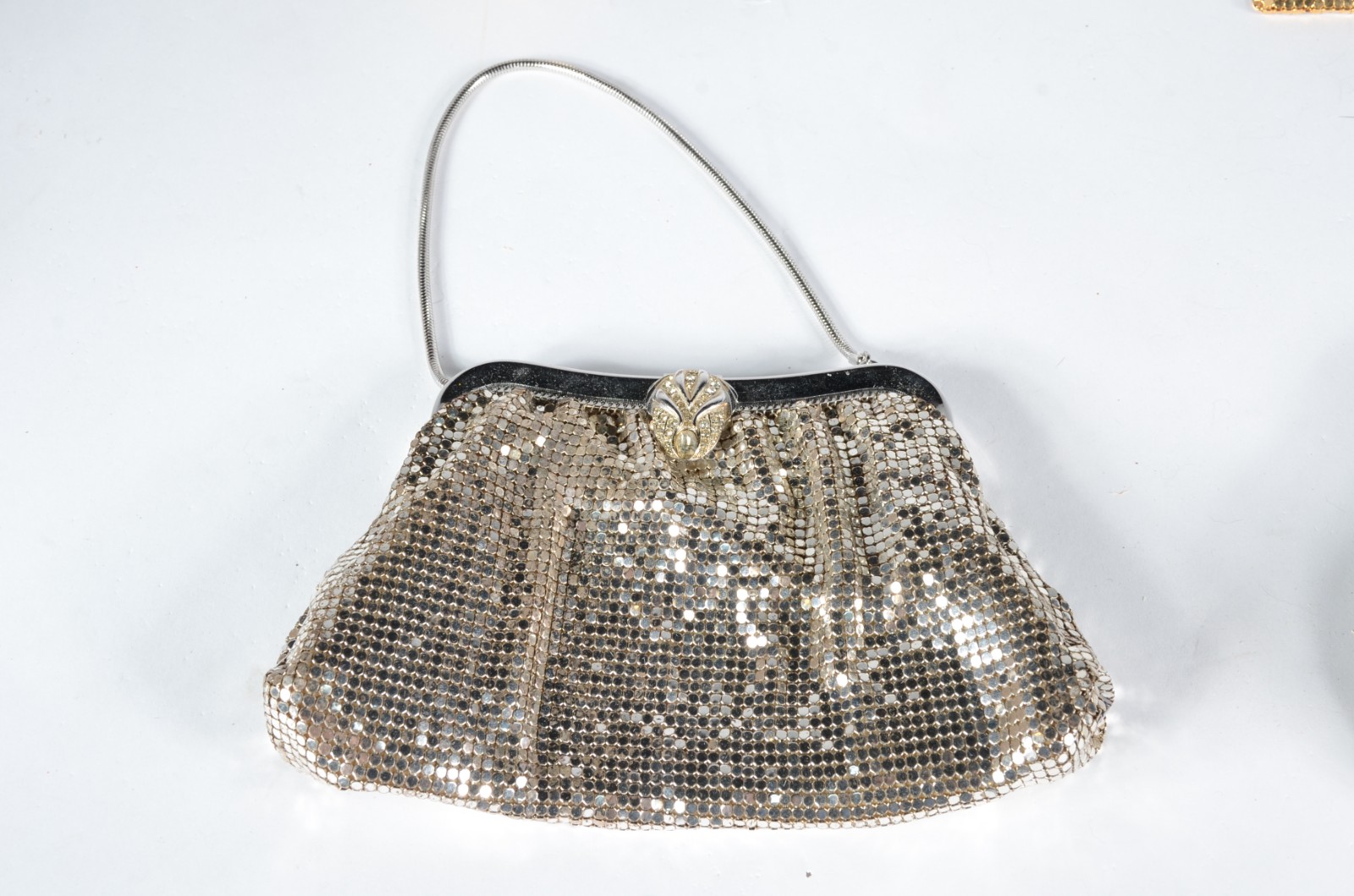 Seis bolsas para toilette diversas. Uma delas com miçangas, desgastes. - foto 4 de 11