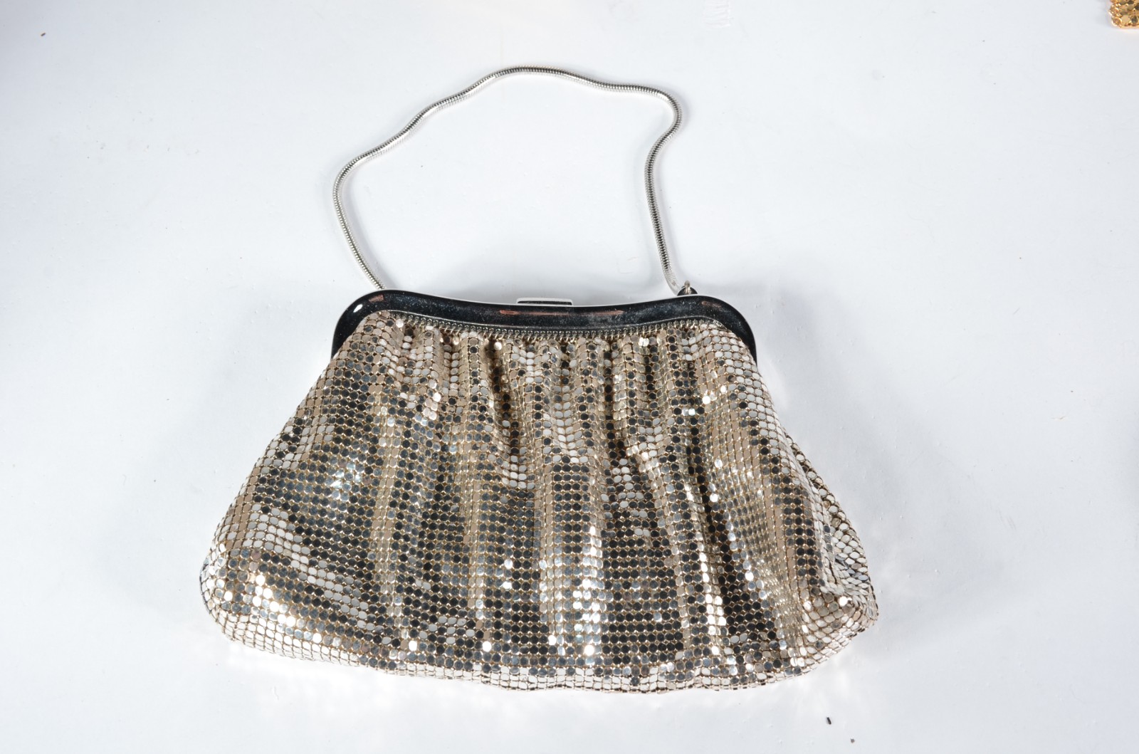 Seis bolsas para toilette diversas. Uma delas com miçangas, desgastes. - foto 5 de 11