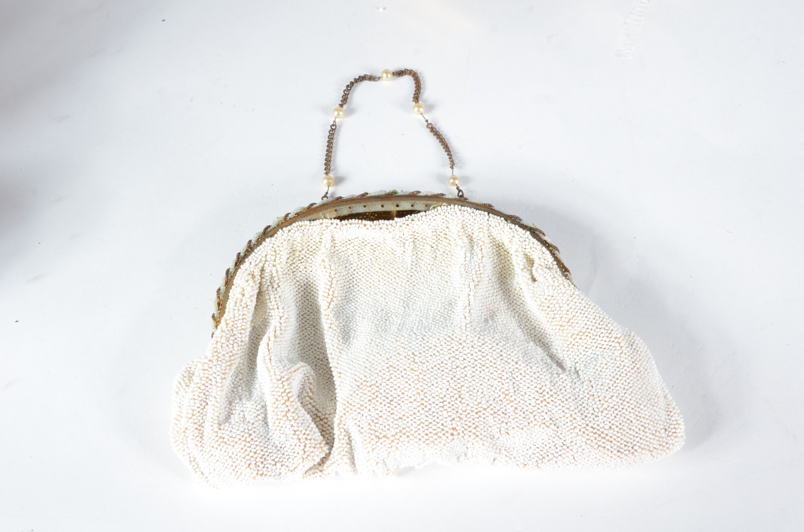 Seis bolsas para toilette diversas. Uma delas com miçangas, desgastes. - foto 6 de 11