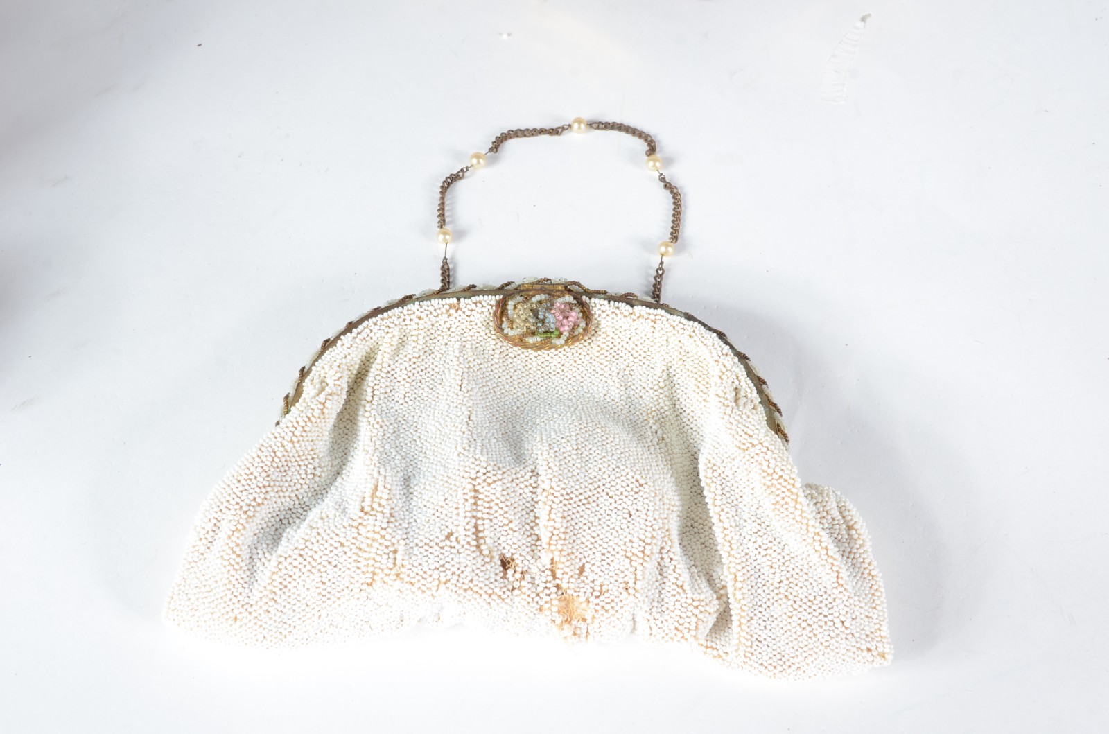 Seis bolsas para toilette diversas. Uma delas com miçangas, desgastes. - foto 7 de 11