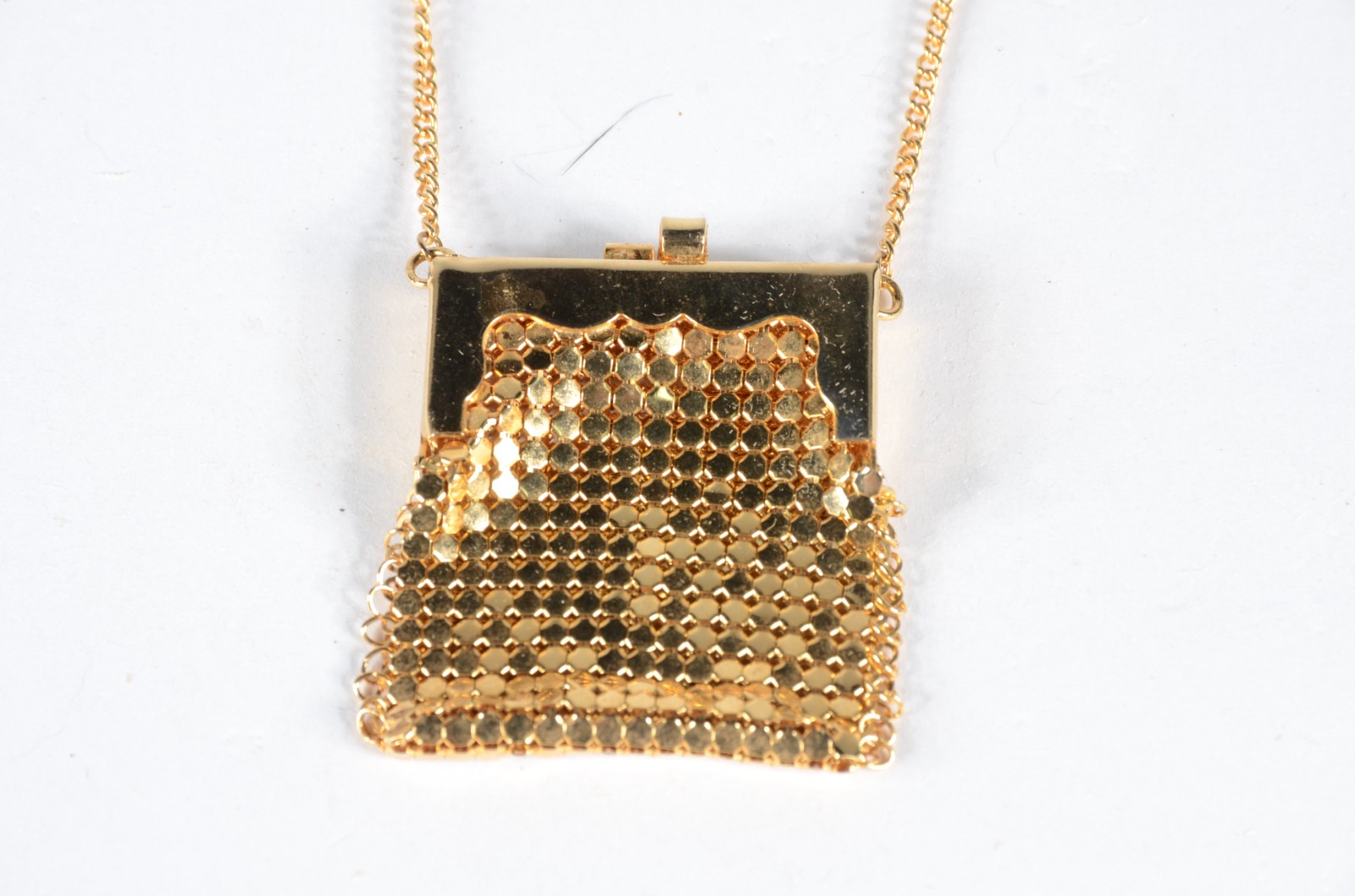 Seis bolsas para toilette diversas. Uma delas com miçangas, desgastes. - foto 8 de 11