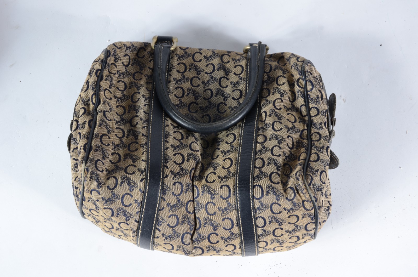 Bolsa feminina. Desgastes. - foto 1 de 4