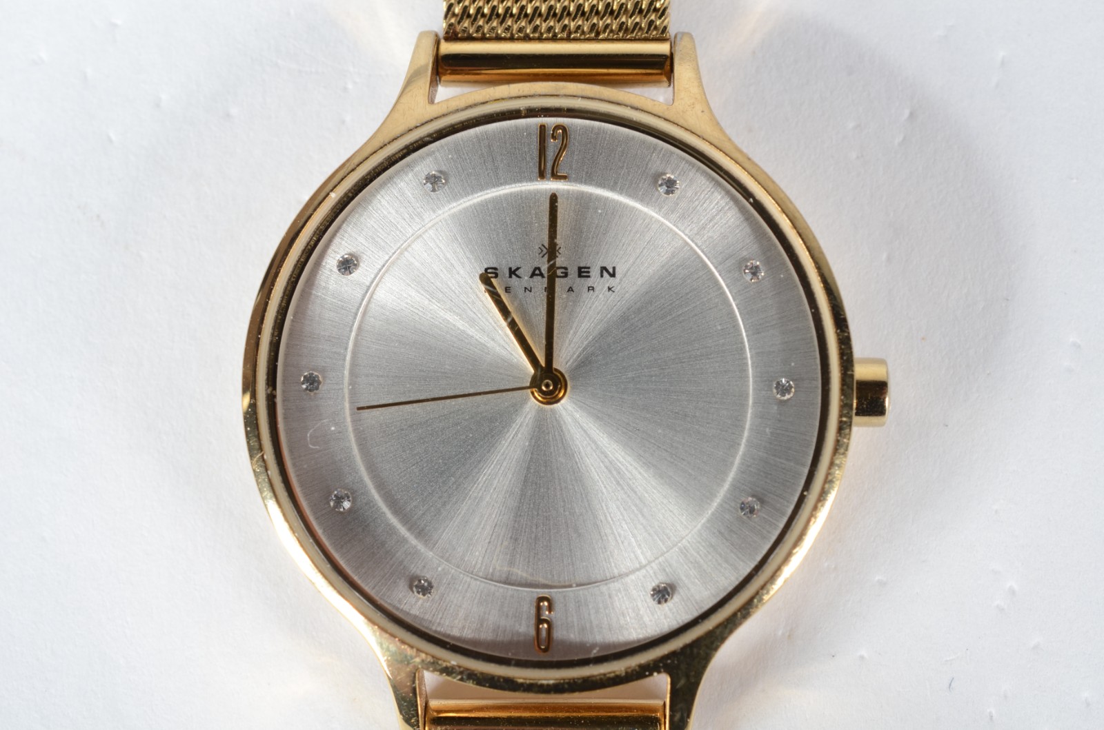 Relógio de pulso dinamarques, pulseira de metal dourado. - foto 1 de 8