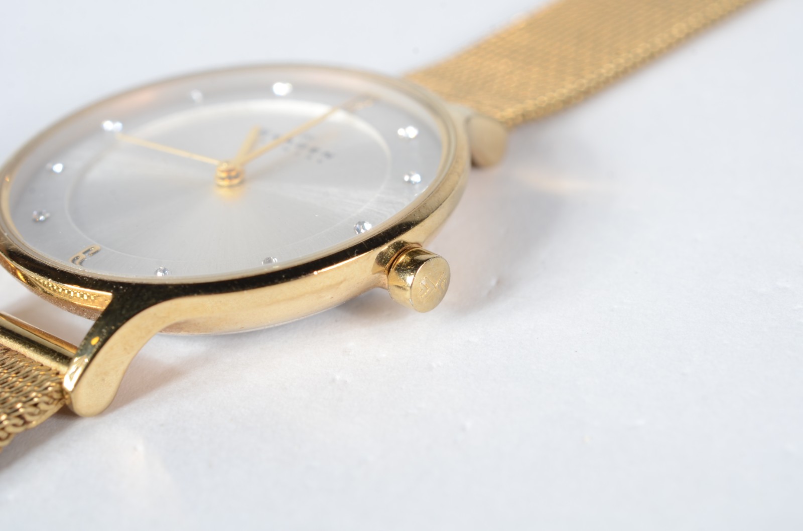 Relógio de pulso dinamarques, pulseira de metal dourado. - foto 7 de 8