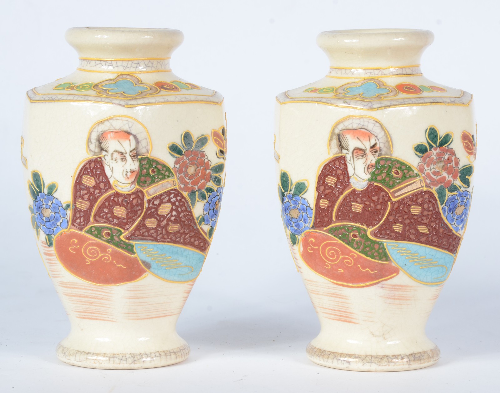 Par de vasos de faiança oriental ao gosto Satzuma, bases de madeira. - foto 3 de 6