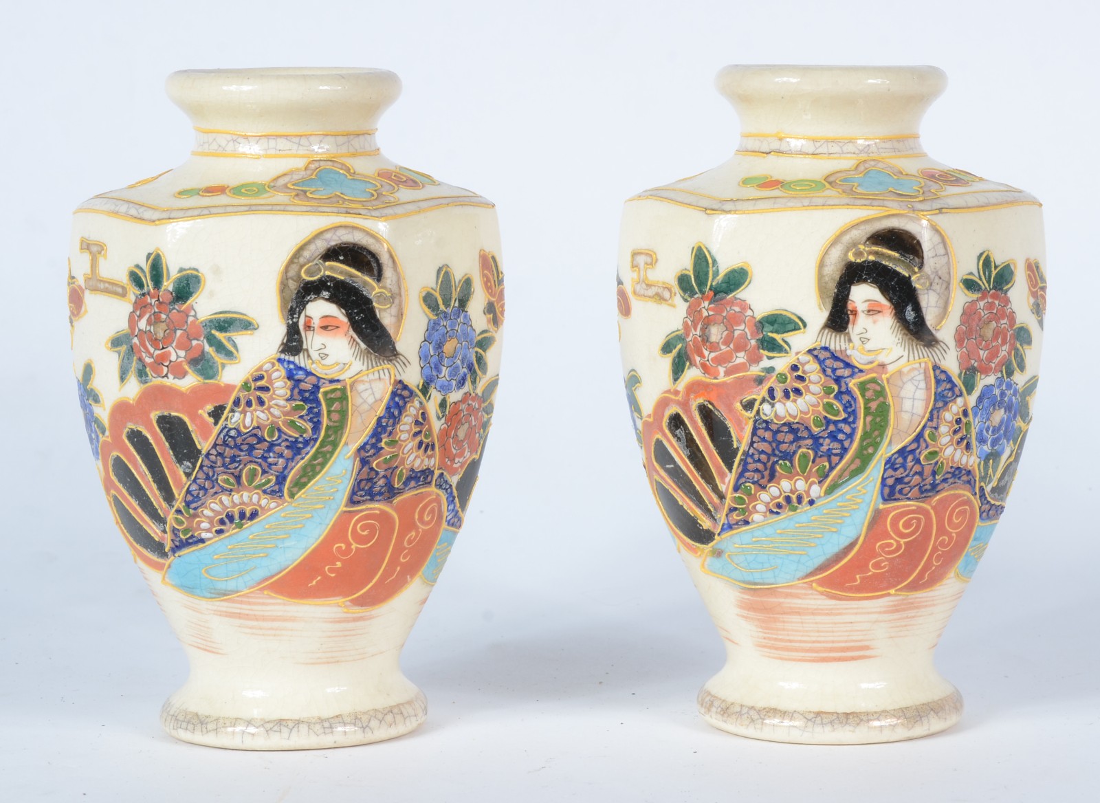 Par de vasos de faiança oriental ao gosto Satzuma, bases de madeira. - foto 4 de 6