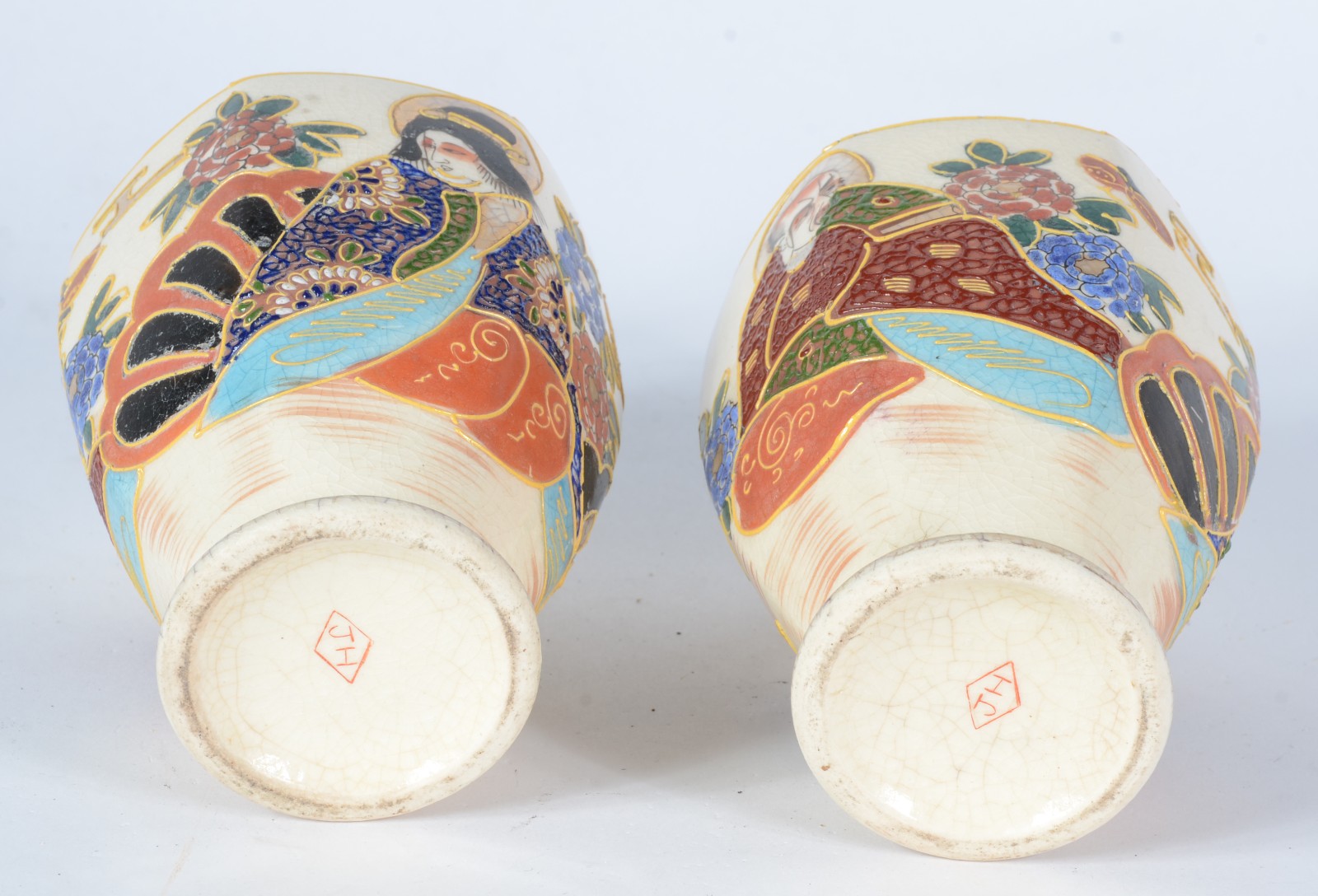 Par de vasos de faiança oriental ao gosto Satzuma, bases de madeira. - foto 5 de 6