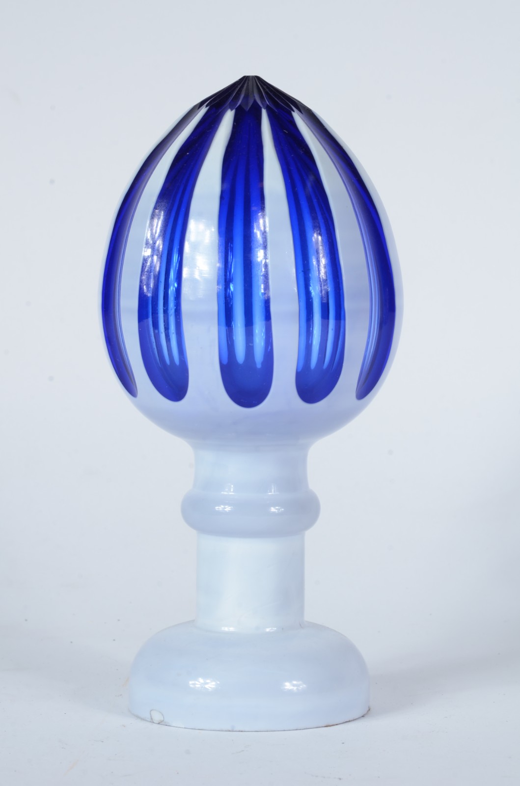 Pinha de cristal overlay azul e branca lapidada em gomos. - foto 1 de 3