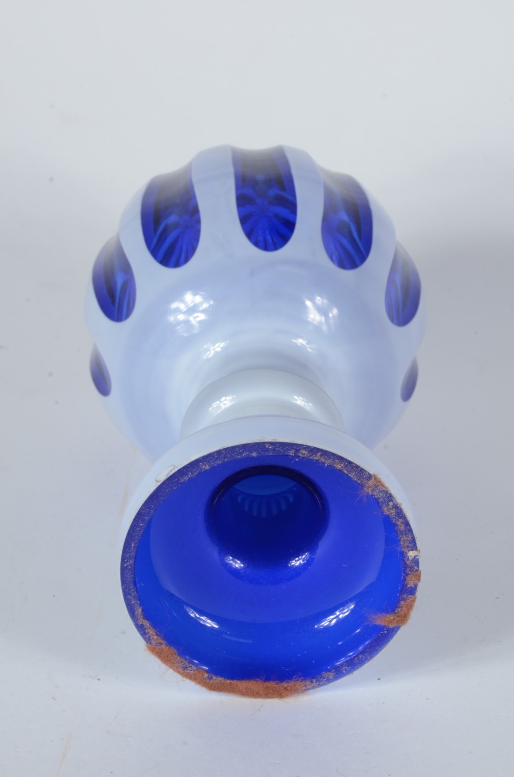 Pinha de cristal overlay azul e branca lapidada em gomos. - foto 3 de 3