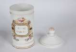 Pote de farmácia de porcelana francesa com insc... - Pote de farmácia de porcelana francesa com inscrição em dourado e guirlandas florais em policromia (desgastes na pintura). Século XIX.