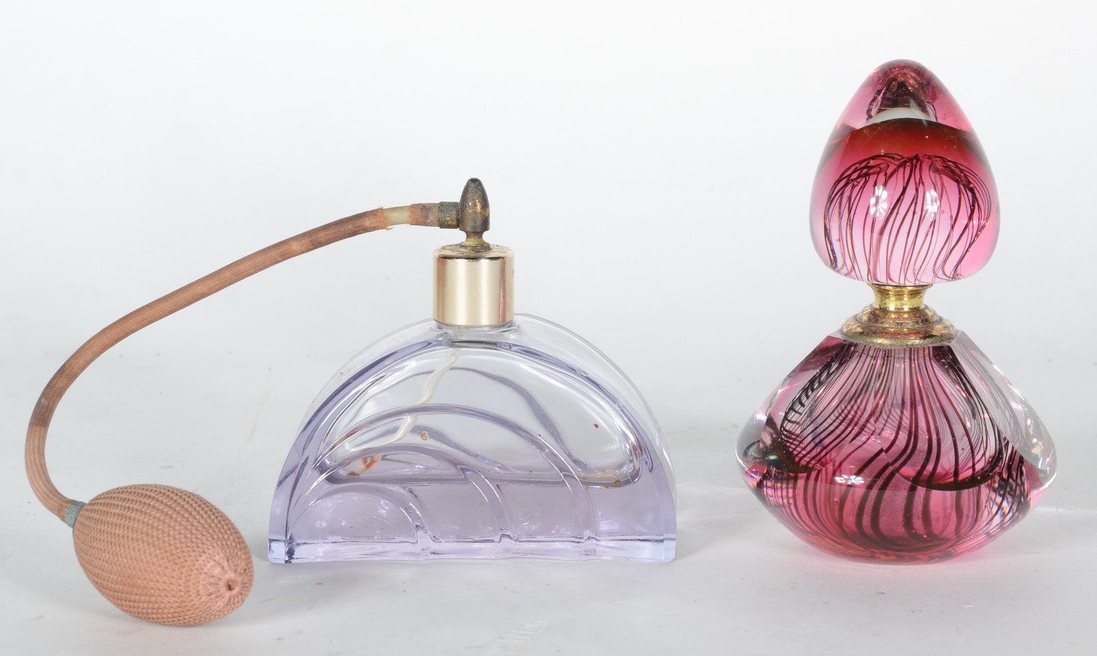 Dois perfumeiros de cristal, sendo um na cor lilás e outro rosa. - foto 1 de 5