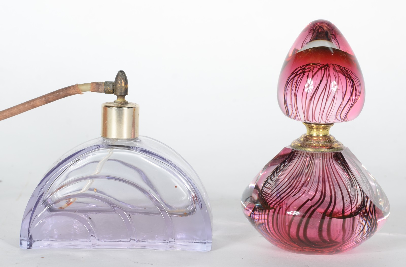 Dois perfumeiros de cristal, sendo um na cor lilás e outro rosa. - foto 2 de 5