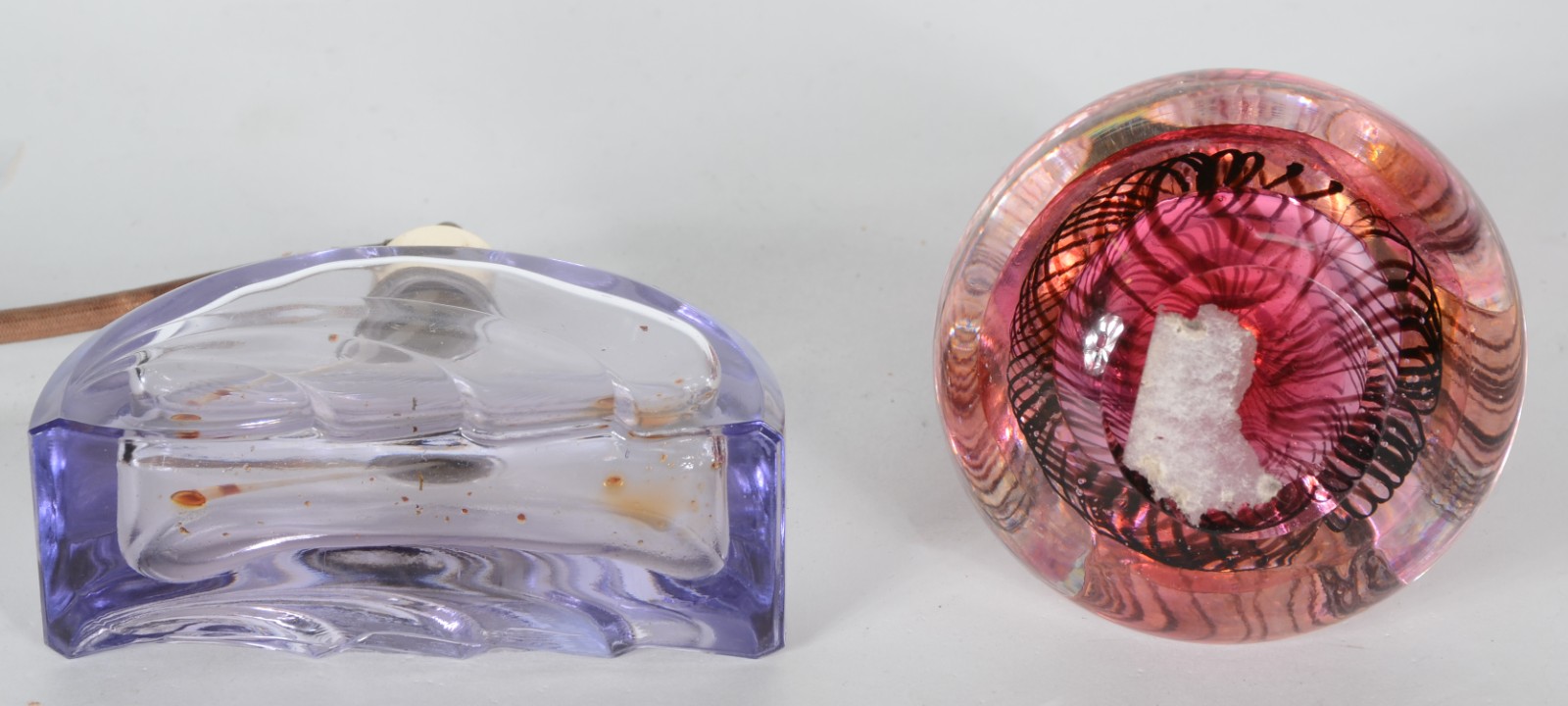 Dois perfumeiros de cristal, sendo um na cor lilás e outro rosa. - foto 3 de 5