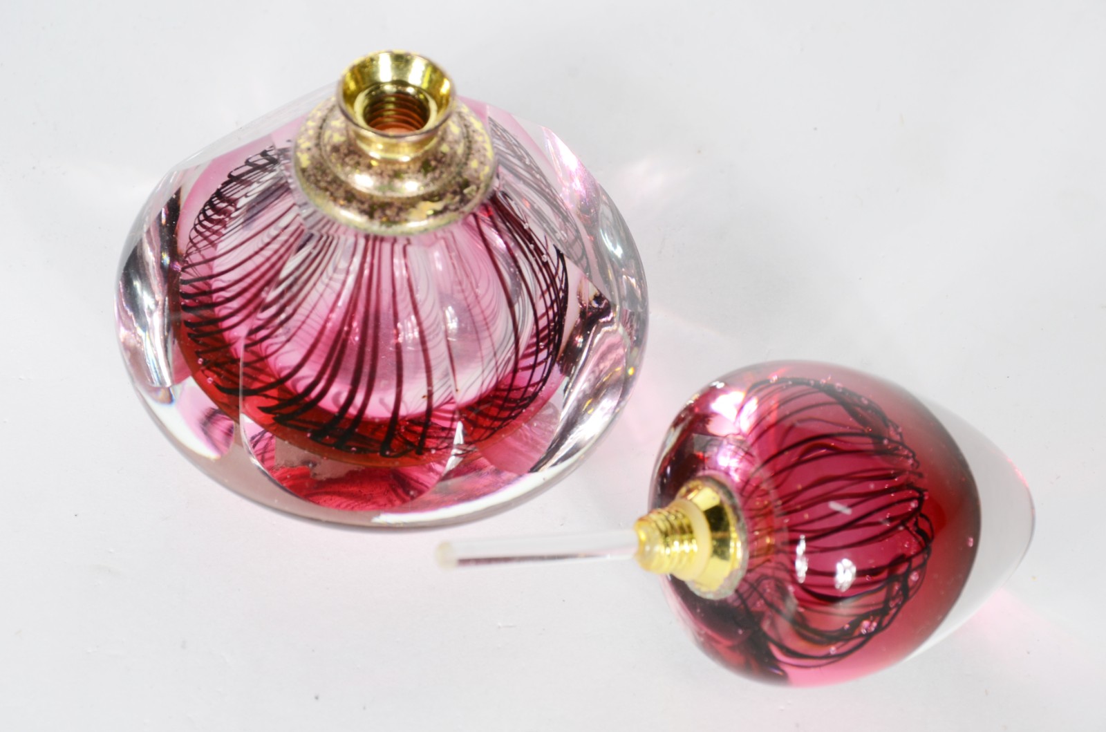 Dois perfumeiros de cristal, sendo um na cor lilás e outro rosa. - foto 5 de 5