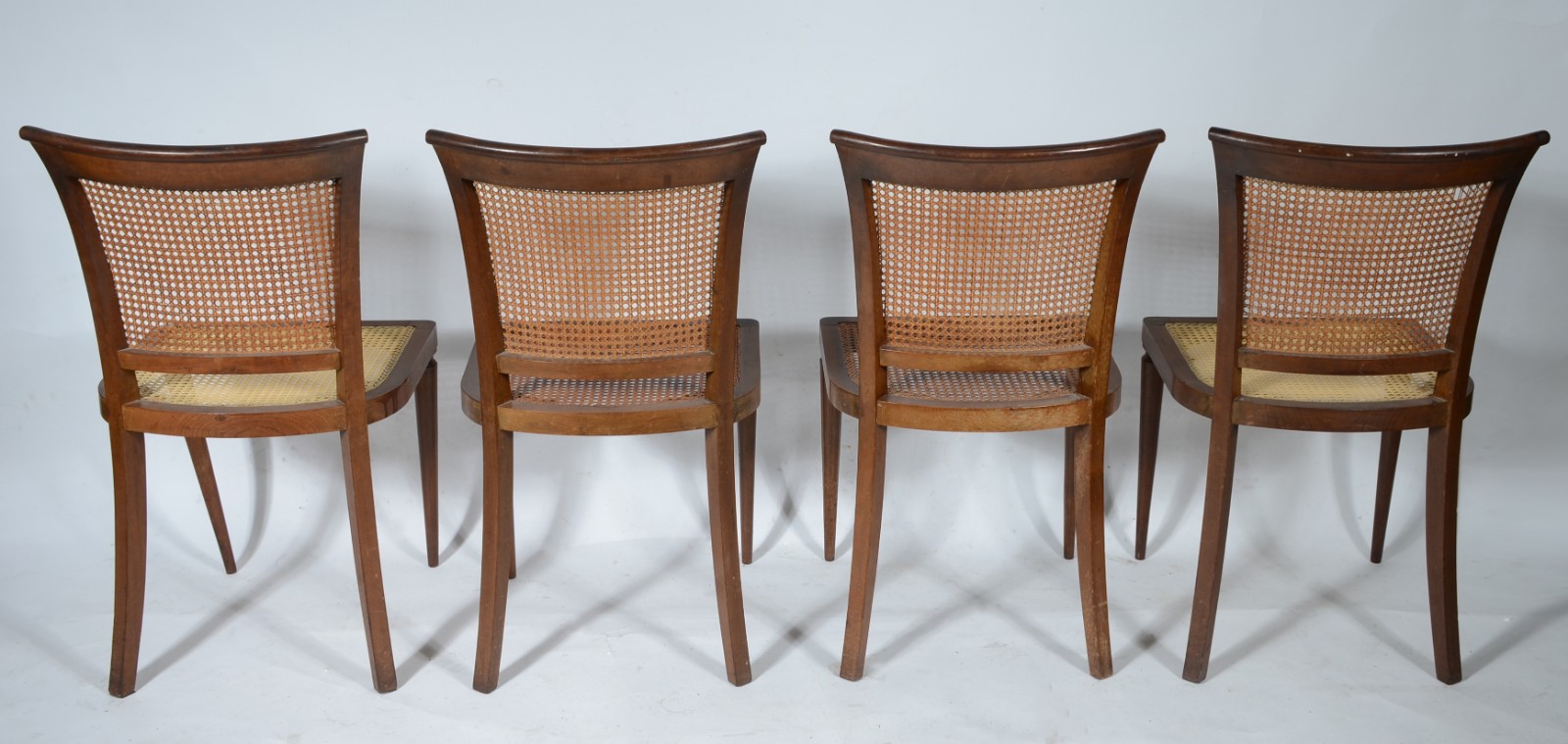 Conjunto com quatro cadeiras de madeira nobre, pernas frontais... - foto 3 de 5