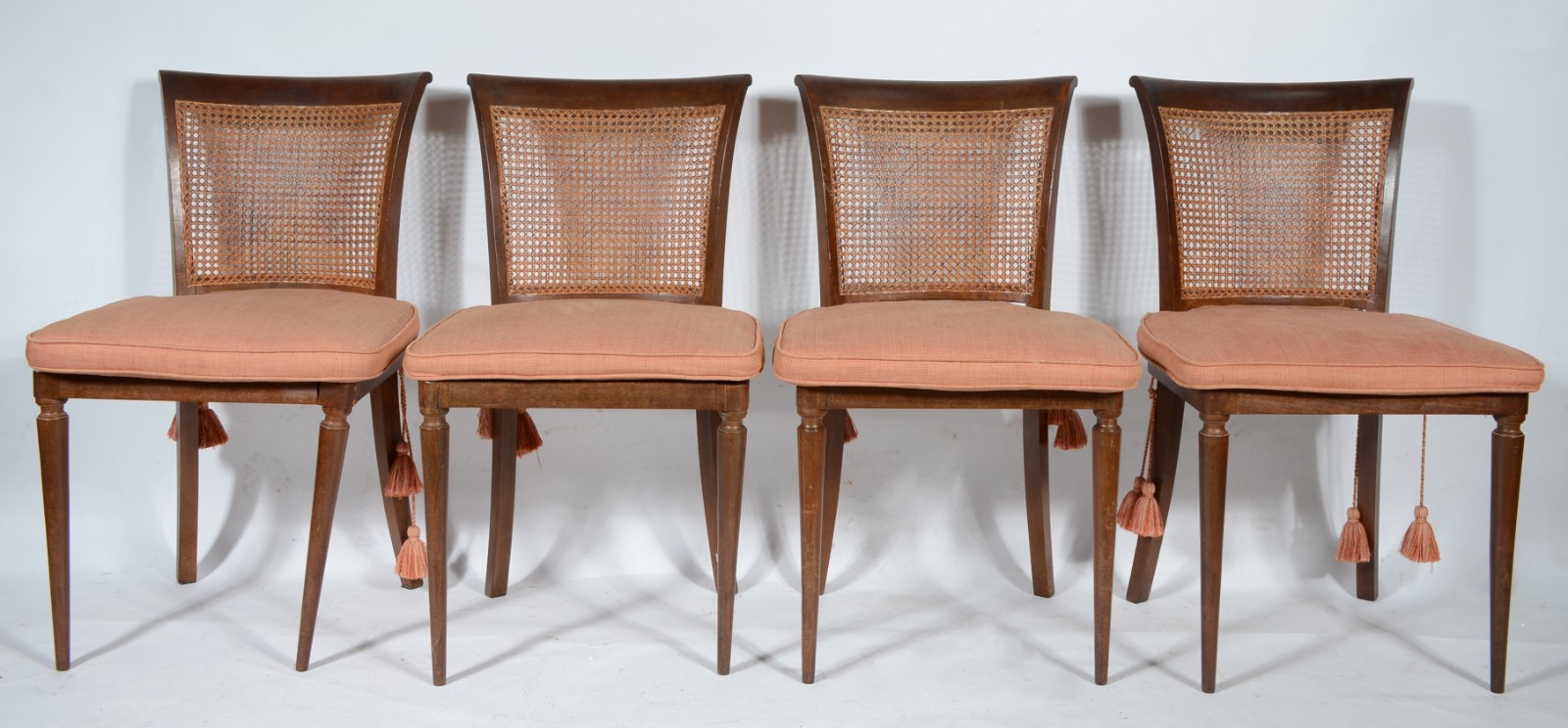 Conjunto com quatro cadeiras de madeira nobre, pernas frontais... - foto 2 de 5