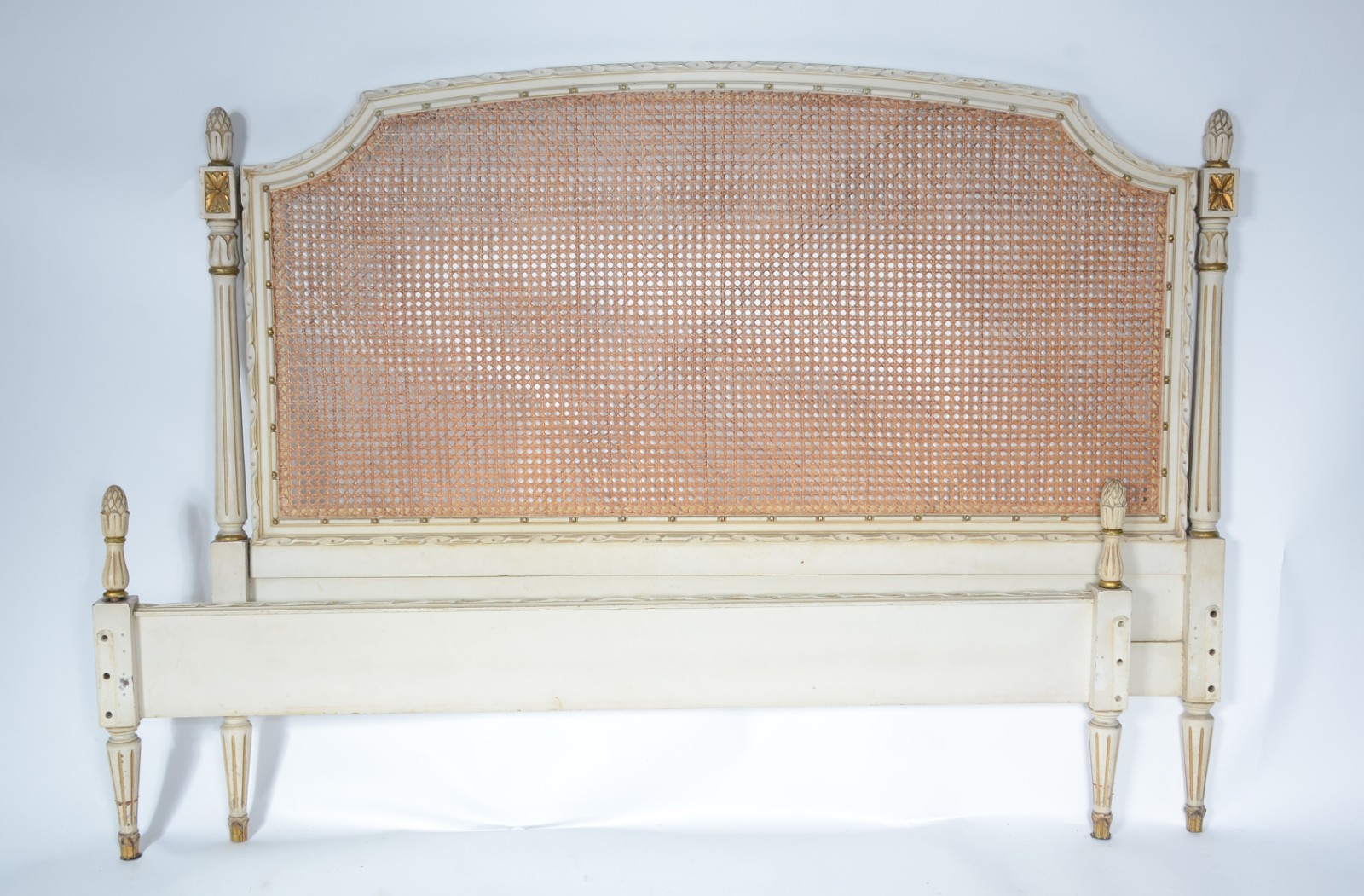 Cama de casal de madeira patinada e realces dourados, cabeceira com... - foto 4 de 11