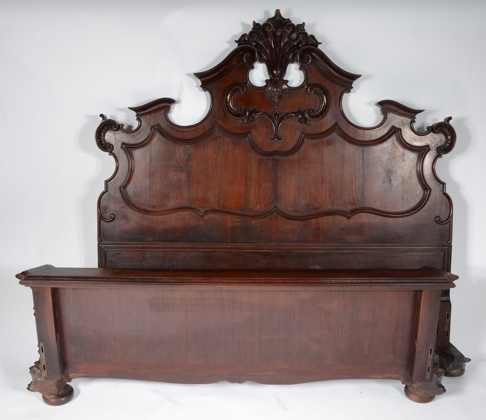 Belíssima cama de casal de jacarandá estilo Dom José, completa com... - foto 2 de 4