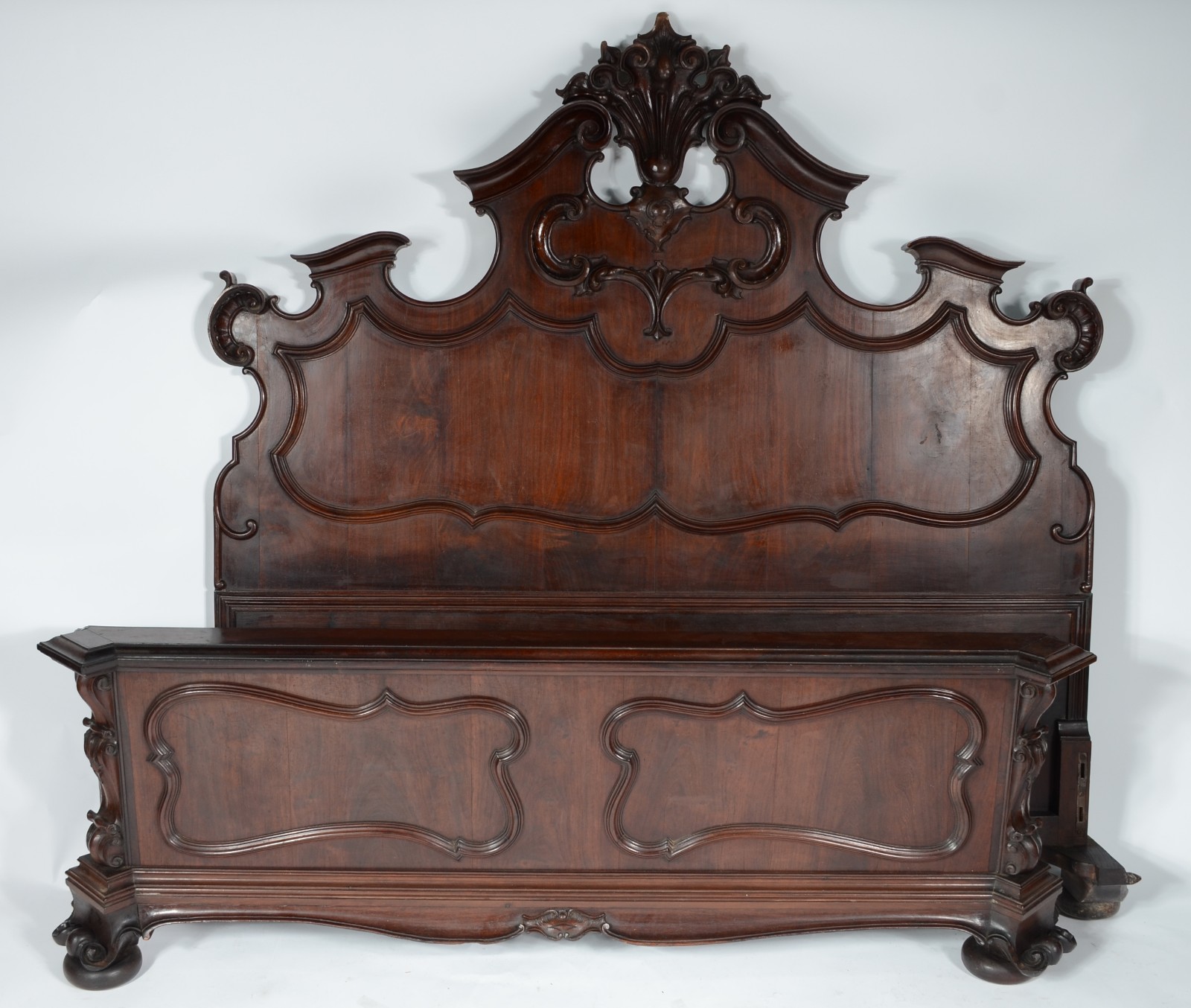 Belíssima cama de casal de jacarandá estilo Dom José, completa com... - foto 1 de 4