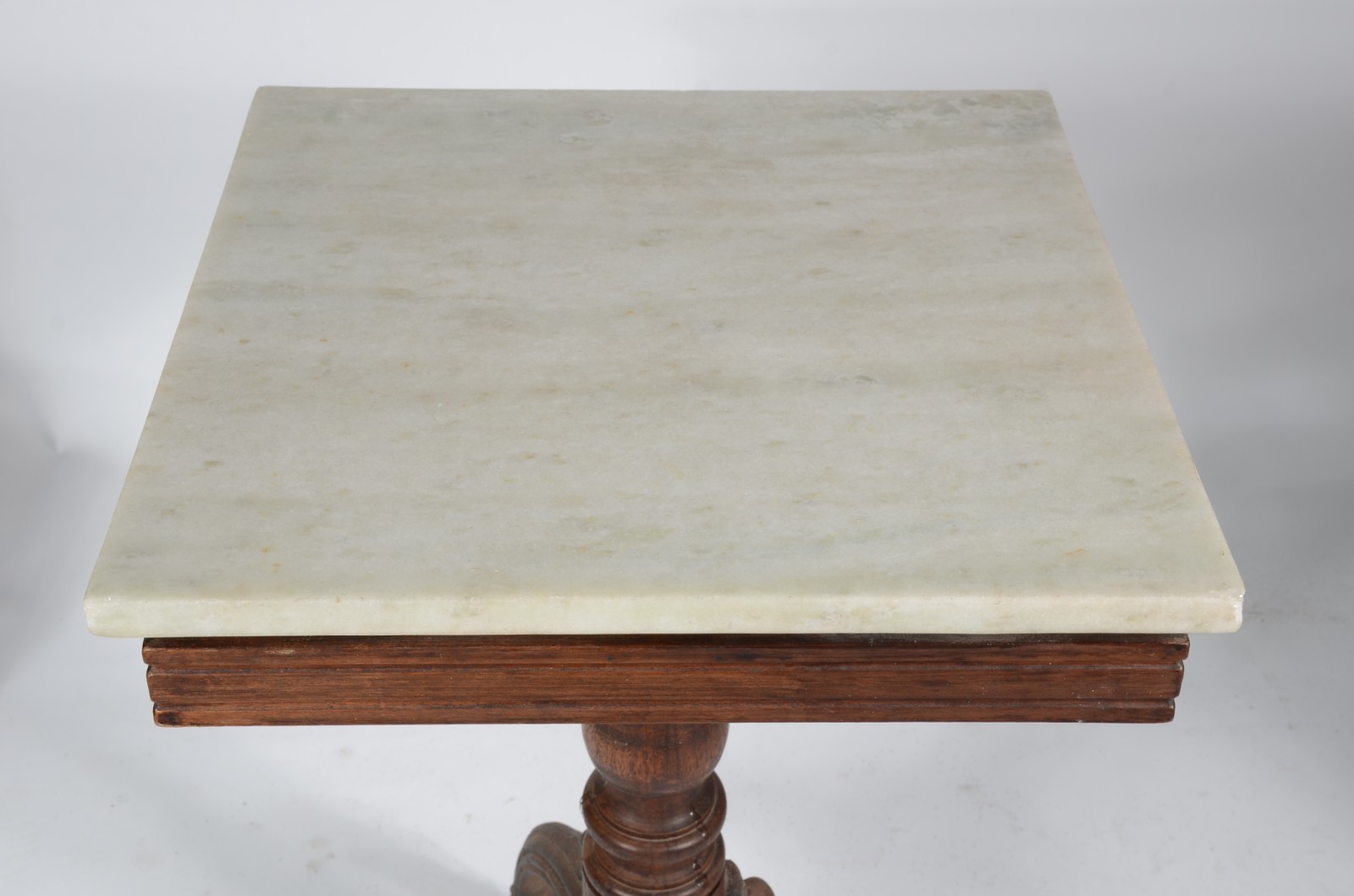 Mesa para bar de madeira, tampo feitio quadrado com mármore, tripé de... - foto 4 de 11